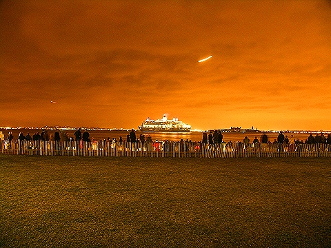 NY-Statue_of_Liberty_Fireworks-QE2-QM2-QV2-13.JPG