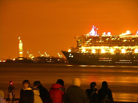 NY-Statue_of_Liberty_Fireworks-QE2-QM2-QV2-14.JPG