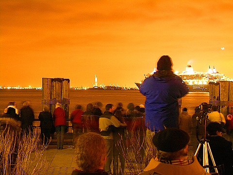 NY-Statue_of_Liberty_Fireworks-QE2-QM2-QV2-15.JPG