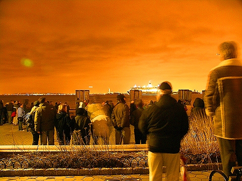 NY-Statue_of_Liberty_Fireworks-QE2-QM2-QV2-16.JPG