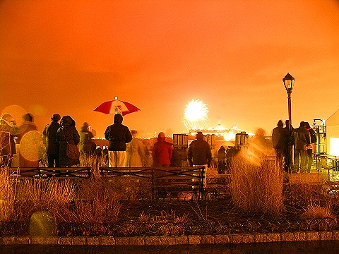 NY-Statue_of_Liberty_Fireworks-QE2-QM2-QV2-18.JPG