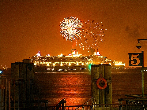 NY-Statue_of_Liberty_Fireworks-QE2-QM2-QV2-19.JPG