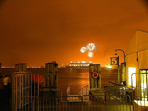 NY-Statue_of_Liberty_Fireworks-QE2-QM2-QV2-20.JPG