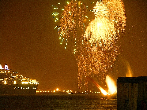 NY-Statue_of_Liberty_Fireworks-QE2-QM2-QV2-21.JPG
