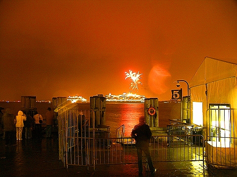NY-Statue_of_Liberty_Fireworks-QE2-QM2-QV2-23.JPG