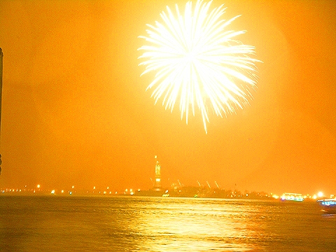 NY-Statue_of_Liberty_Fireworks-QE2-QM2-QV2-24.JPG