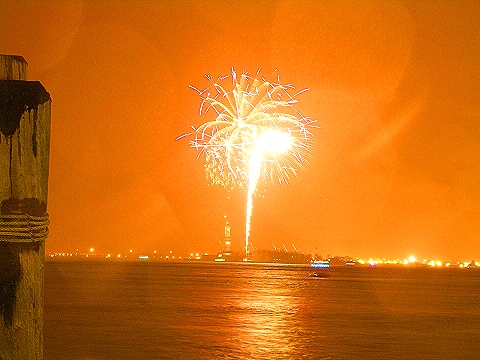 NY-Statue_of_Liberty_Fireworks-QE2-QM2-QV2-25.JPG
