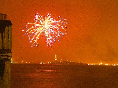 NY-Statue_of_Liberty_Fireworks-QE2-QM2-QV2-26.JPG