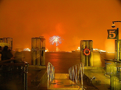 NY-Statue_of_Liberty_Fireworks-QE2-QM2-QV2-27.JPG