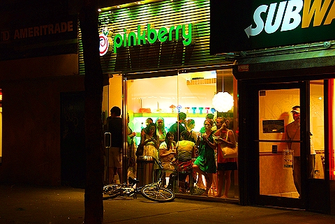 NY-Storm-West_70th_Street-18-Pinkberry.JPG