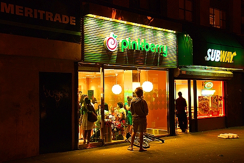 NY-Storm-West_70th_Street-21-Pinkberry.JPG