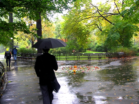 NY-Strawberry_Fields_in_the_rain-Central_Park-02.JPG