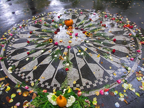 NY-Strawberry_Fields_in_the_rain-Central_Park-05.JPG