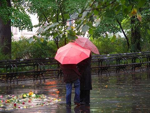NY-Strawberry_Fields_in_the_rain-Central_Park-09.JPG