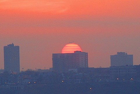 NY-Striped_Sunset_over_Hudson_River-04-Airplane_flying_over_sun.JPG