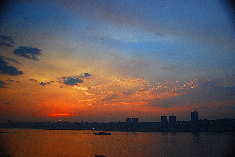 NY-Striped_Sunset_over_Hudson_River-08.JPG