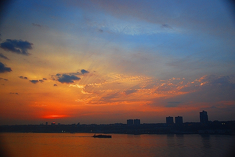 NY-Striped_Sunset_over_Hudson_River-09.JPG