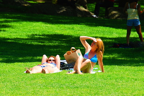 NY-Sunbathers_in_Central_Park_Sheeps_Meadow-18.JPG
