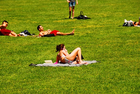 NY-Sunbathers_in_Central_Park_Sheeps_Meadow-23.JPG