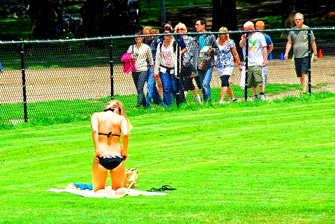NY-Sunbathers_in_Central_Park_Sheepsmeadow-25.JPG