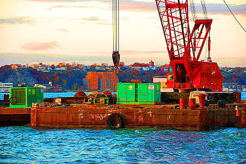 NY-Sunset_From_Chelsea_Piers-04-Cranes_on_Barges.JPG