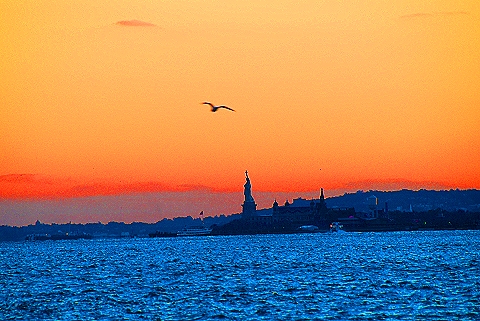 NY-Sunset_From_Chelsea_Piers-11-Statue_of_Liberty.JPG