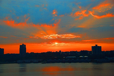 NY-Sunset_over_the_Huson_River-June_30_2008-01.JPG