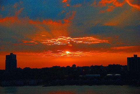 NY-Sunset_over_the_Huson_River-June_30_2008-02.JPG