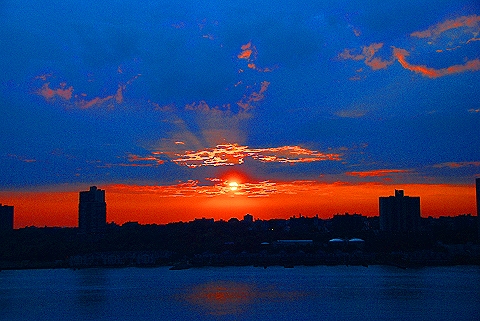 NY-Sunset_over_the_Huson_River-June_30_2008-09.JPG