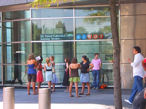NY-Time_Warner_Center-Lunchtime_People_Shots-The_Gateway_To_The_Upper_Westside-03.JPG