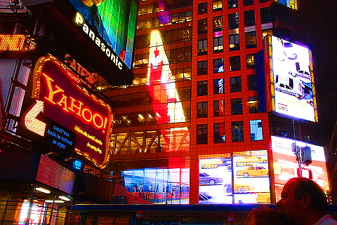 NY-Times_Square-Nightshots-Rain-11-Yahoo.JPG