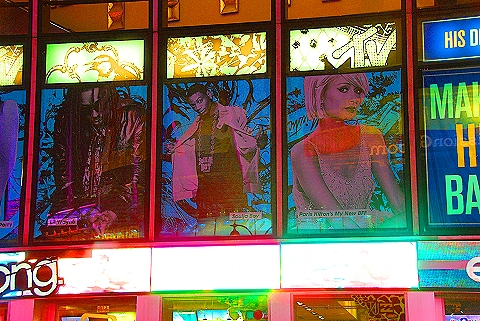 NY-Times_Square-Nightshots-Rain-25-Billabong.JPG