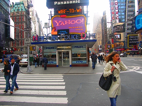 NY-Times_Square-Yahoo_Sign_over_NYPD_Station.JPG