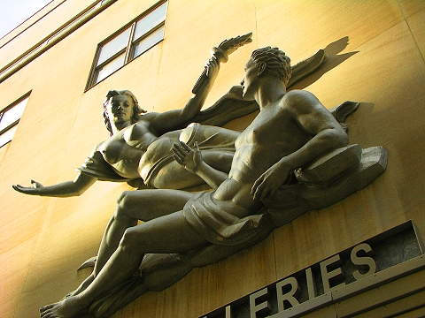 NY-Upper_Eastside_Carlisle_Galleries_Statue.JPG