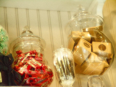 NY-Upper_Eastside-Madison_Avenue-Christmas_Windows-Candy-2.JPG