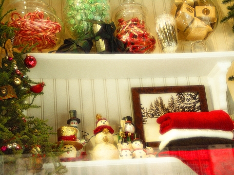 NY-Upper_Eastside-Madison_Avenue-Christmas_Windows-Candy-4.JPG