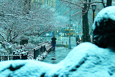 NY-Upper_Westside_Snow_Storm-26-Isidor_and_Ida_Strauss_Memorial.JPG