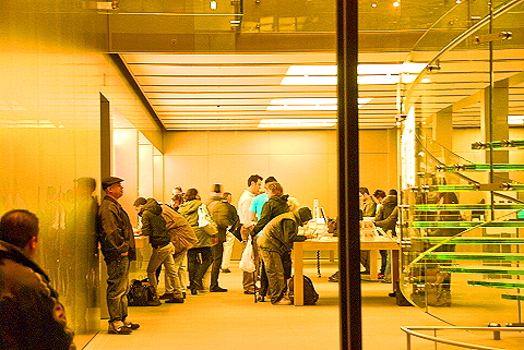 NY-W14th_Street_Nightshots-31-Apple_Store_Windows.JPG
