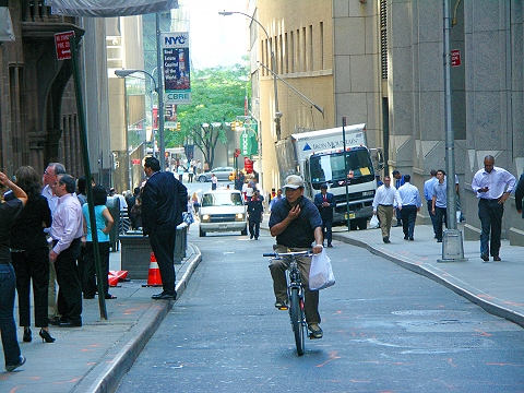 NY-Wall_Street_People_Watching-1.JPG