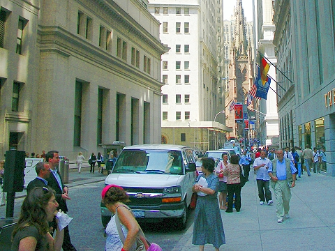 NY-Wall_Street_People_Watching-3.JPG