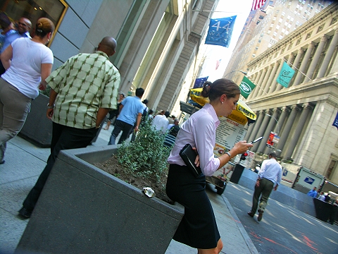 NY-Wall_Street_People_Watching-4.JPG
