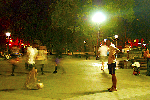 NY_Washington_Square-People_Watching_at_Night06.jpg