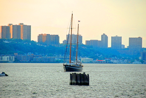 NY-West_70th_Street_Pier-09-Sailboat.JPG
