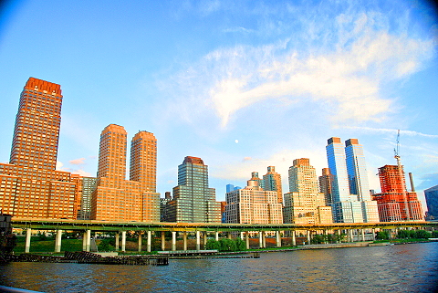 NY-West_70th_Street_Pier-13-Trump_Place_Moon.JPG