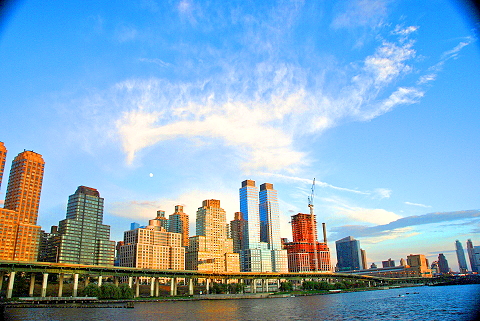 NY-West_70th_Street_Pier-17-Trump_Place_Moon.JPG