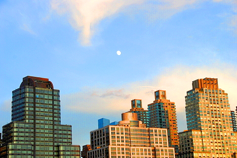 NY-West_70th_Street_Pier-18-Trump_Place_Moon.JPG