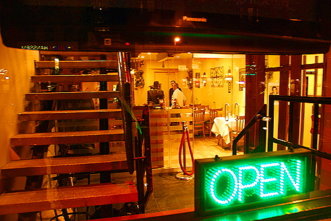 NY-West_72nd_and_Columbus-storefronts-windows-04.JPG