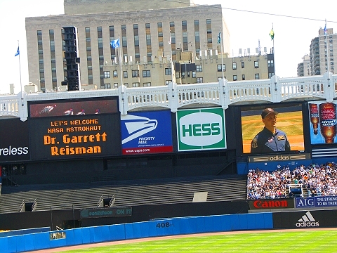NY-Yankees_Stadium-Signs_and_Scoreboard-01.JPG
