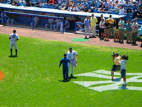 NY-Yankees_Stadium-Signs_and_Scoreboard-02.JPG