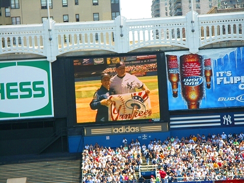 NY-Yankees_Stadium-Signs_and_Scoreboard-03.JPG
